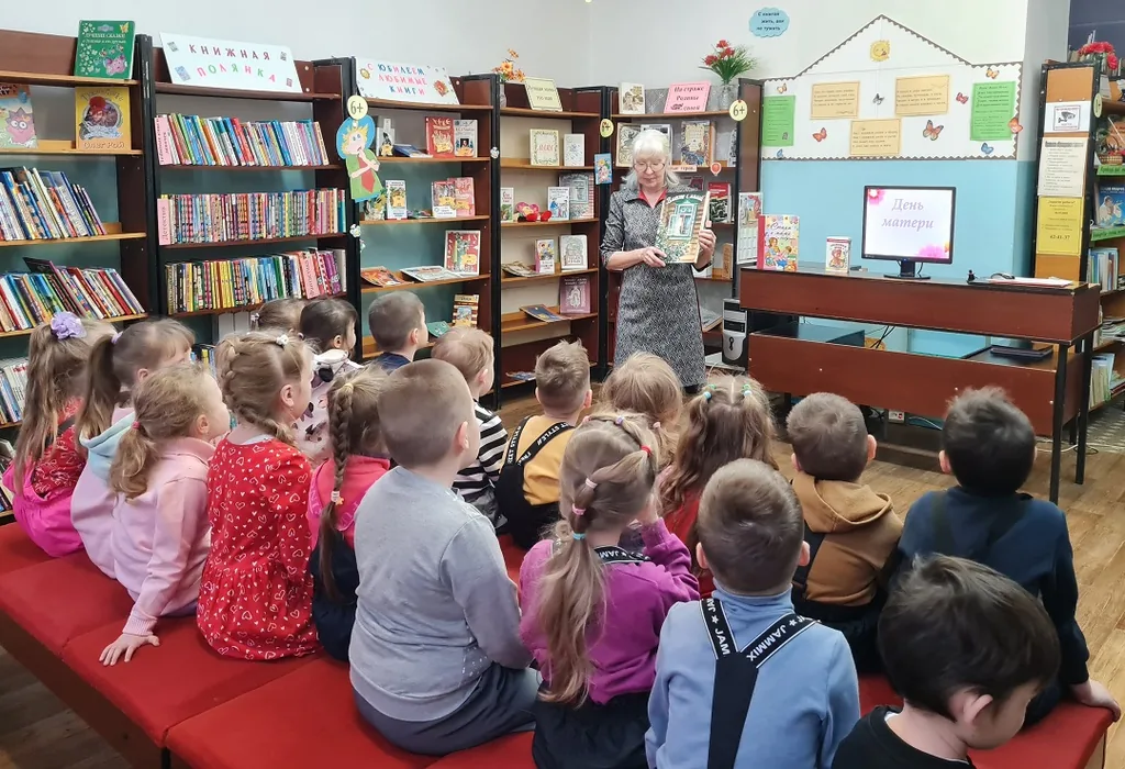 Час весёлого настроения «Маму милую люблю»