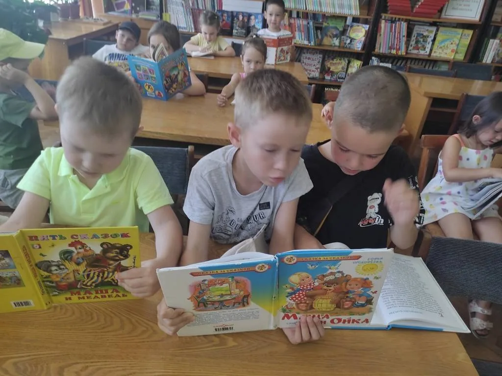 Литературный вернисаж  «В след за сказкой»