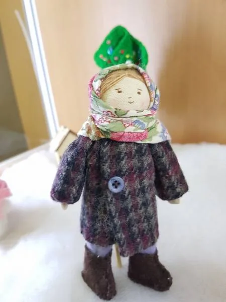 "И в её руках послушно обретают куклы души"