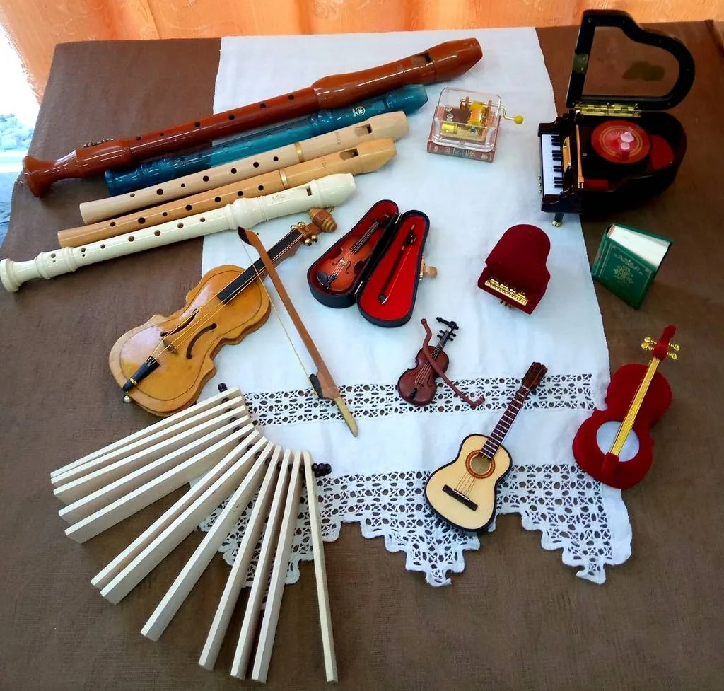 Музыкальные инструменты: выставка-мини