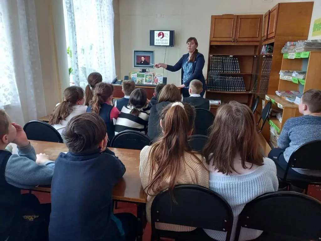 Информационный час «Учителям особое почтение»