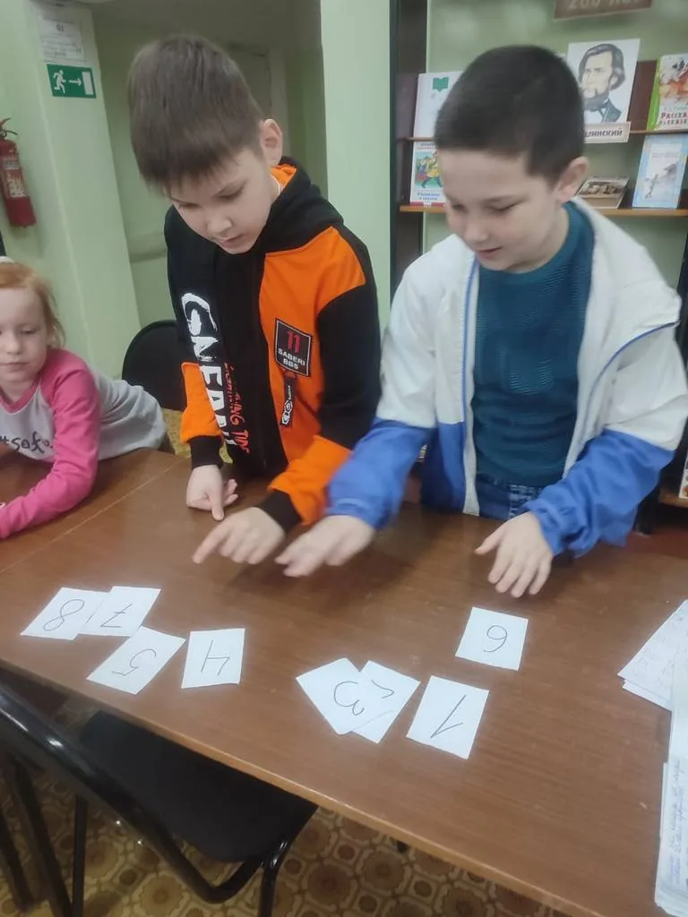 Лингвистический кружок «Happy friends». Игровое занятие «We play and repeat»