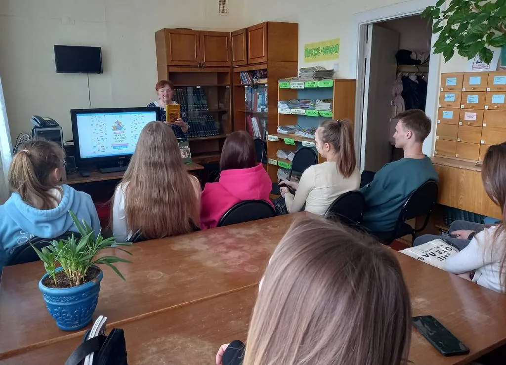 Историко-патриотический час «Память о войне нам книга оставляет»