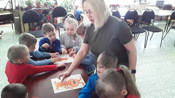 Мультфильмы смотрит озорная детвора…