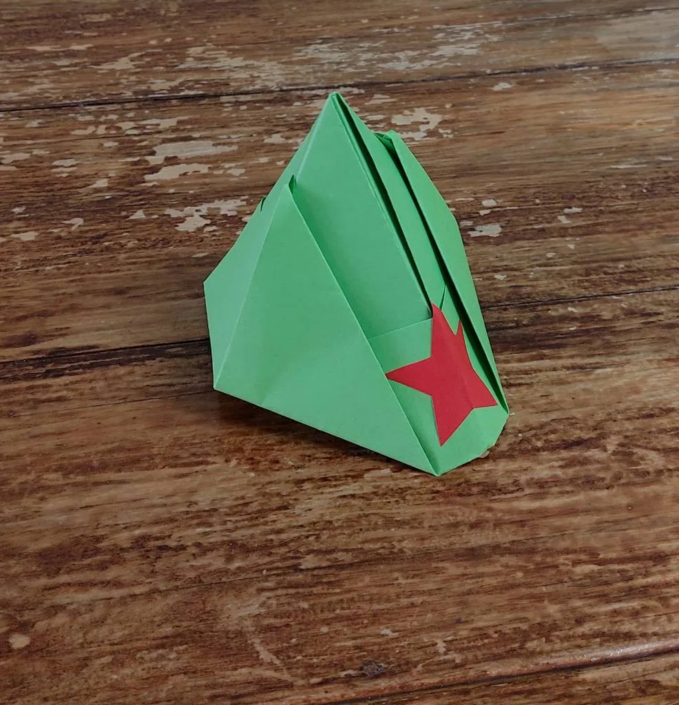 Занятие кружка "Золотые ручки". Оригами "Солдатская пилотка"