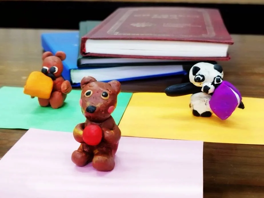 Мастер-класс по лепке из пластилина «Медвежонок с книжкой»