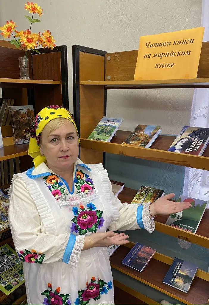 Читаем стихотворение на марийском  луговом языке Александра Тока «Шортньо кече» («Золотой день»)