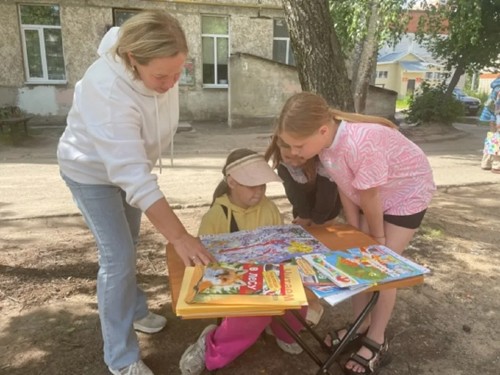 Дворовая площадка: литературно-игровая завалинка «С книгой в лето!»