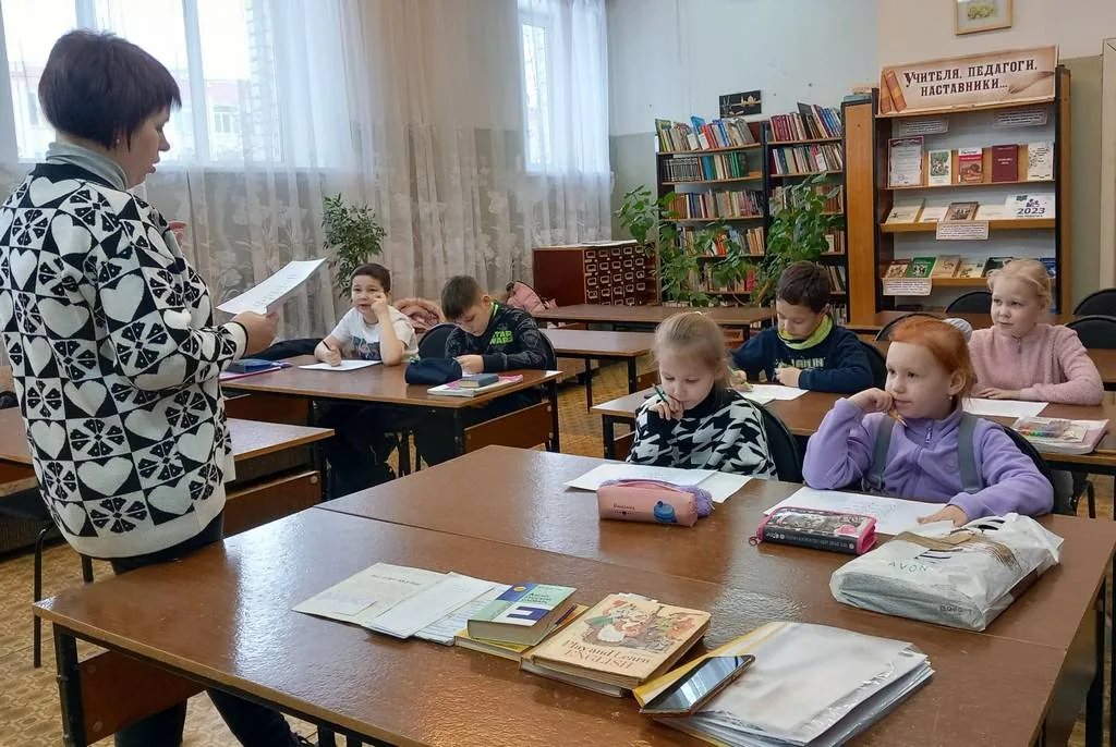 Лингвистический кружок «Happy Friends».Вводный урок «Abakerbakesbread. Пекарь печет пироги. Профессии»