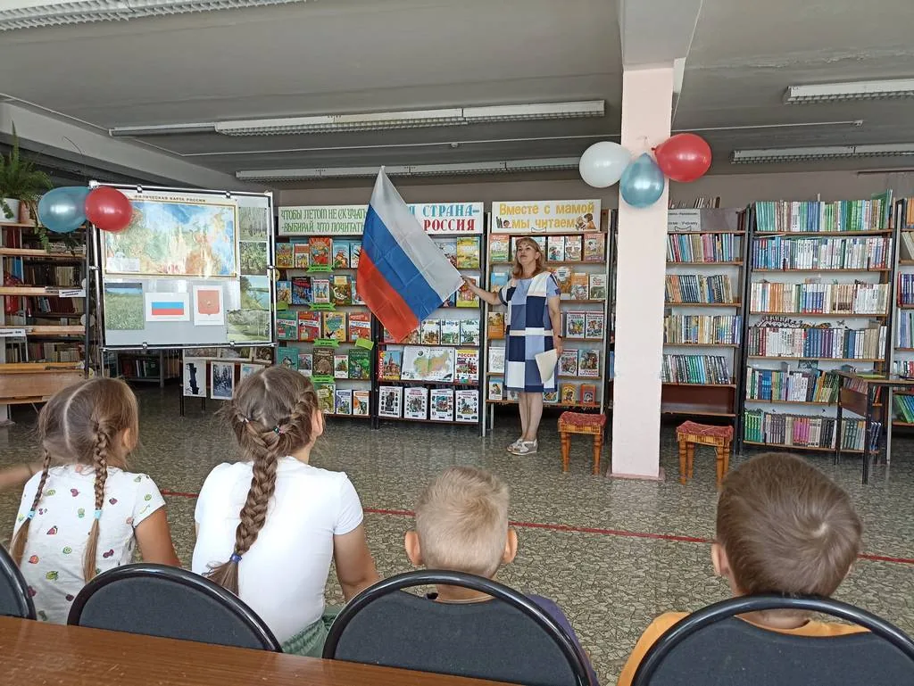 Гордо реет над страной флаг России…