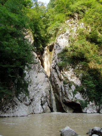 Агурские водопады и скалы Прометея