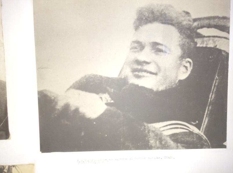 Н.М.Карабулин перед вылетом на боевое задание. 1942г.