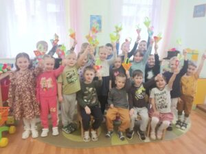 Группа «Солнышки» поздравляет мам, бабушек и всех женщин с весенним праздником 8 марта!