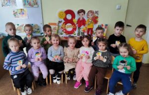 Группы «Почемучки» и «Кнопочки» поздравляют с праздником 8 Марта!