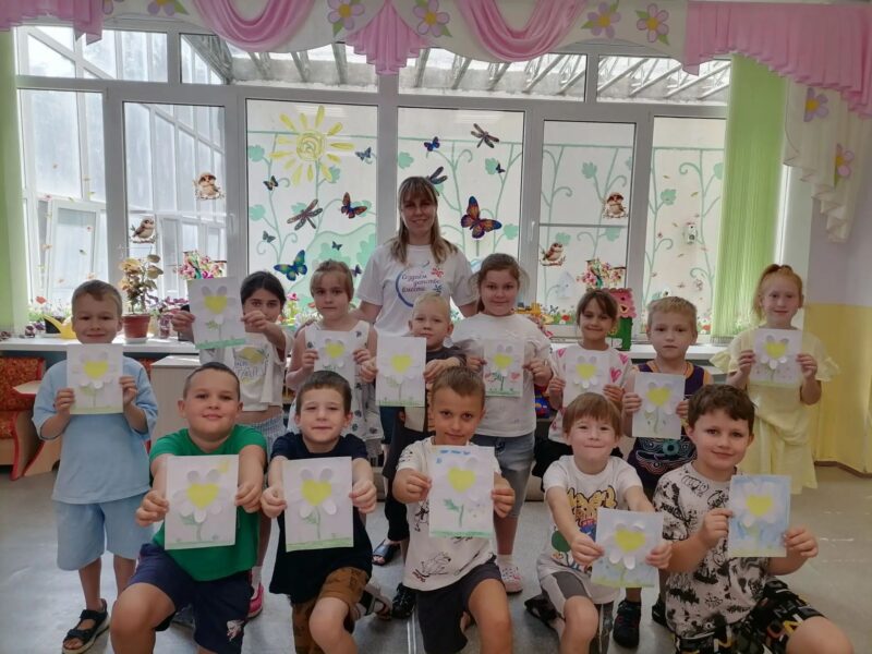Ребята подготовительной группы от всей души поздравляют с Днём семьи, любви и верности!