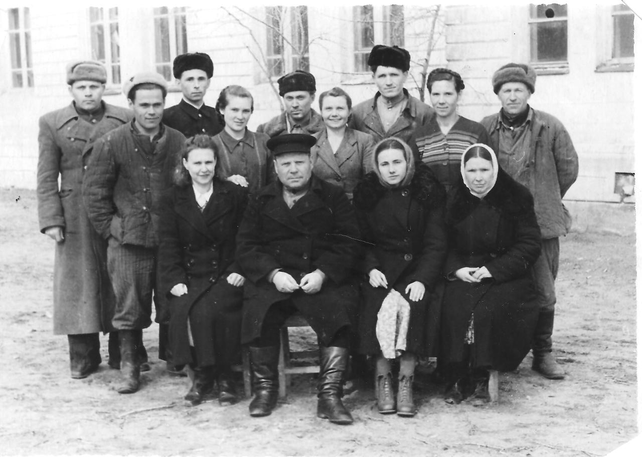 Работники элеватора 50-х годов у здания постройки 1914 года. Апрель 1955 г.