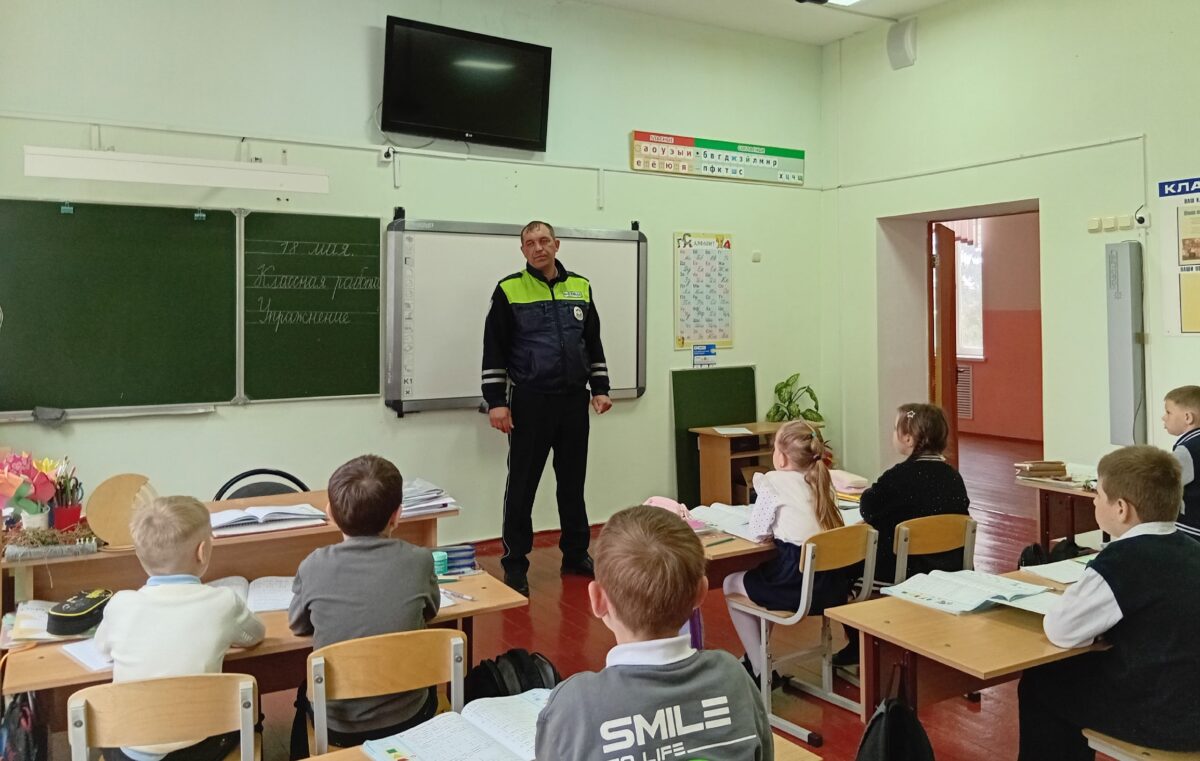 Состоялась встреча инспектора по пропаганде ПДД отделения Госавтоинспекции ОМВД России по Пролетарскому району лейтенанта полиции Моисеенко А.Г. с обучающимися 1 — 4 классов