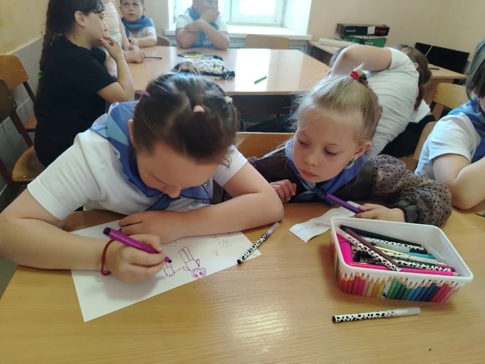 Сегодня в пришкольном оздоровительном лагере «Родничок» МБОУ Дальненская СОШ для Орлят России прошли два важных события