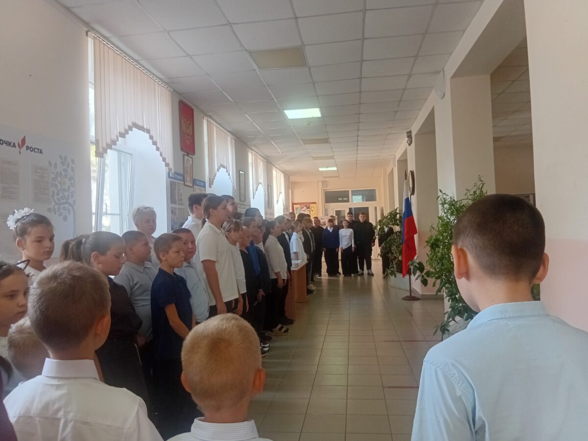 Новая учебная неделя в МБОУ Дальненская СОШ традиционно началась с торжественной линейки с выносом государственного флага России и коллективным исполнением гимна Российской Федерации.