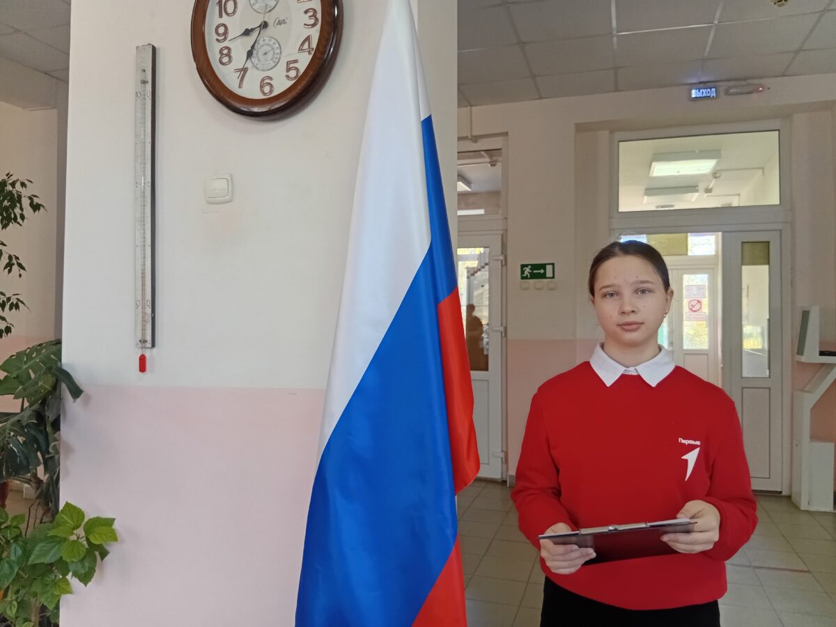 Новая учебная неделя в МБОУ Дальненская СОШ традиционно началась с торжественной линейки с выносом государственного флага России и коллективным исполнением гимна Российской Федерации.