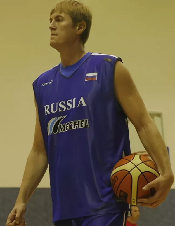 В большом спортивном зале нашей школы состоялся мастер-класс по баскетболу с участием Саврасенко Алексея Дмитриевича — чемпиона Европы в составе сборной России