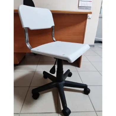 Пластиковый стул на колёсиках