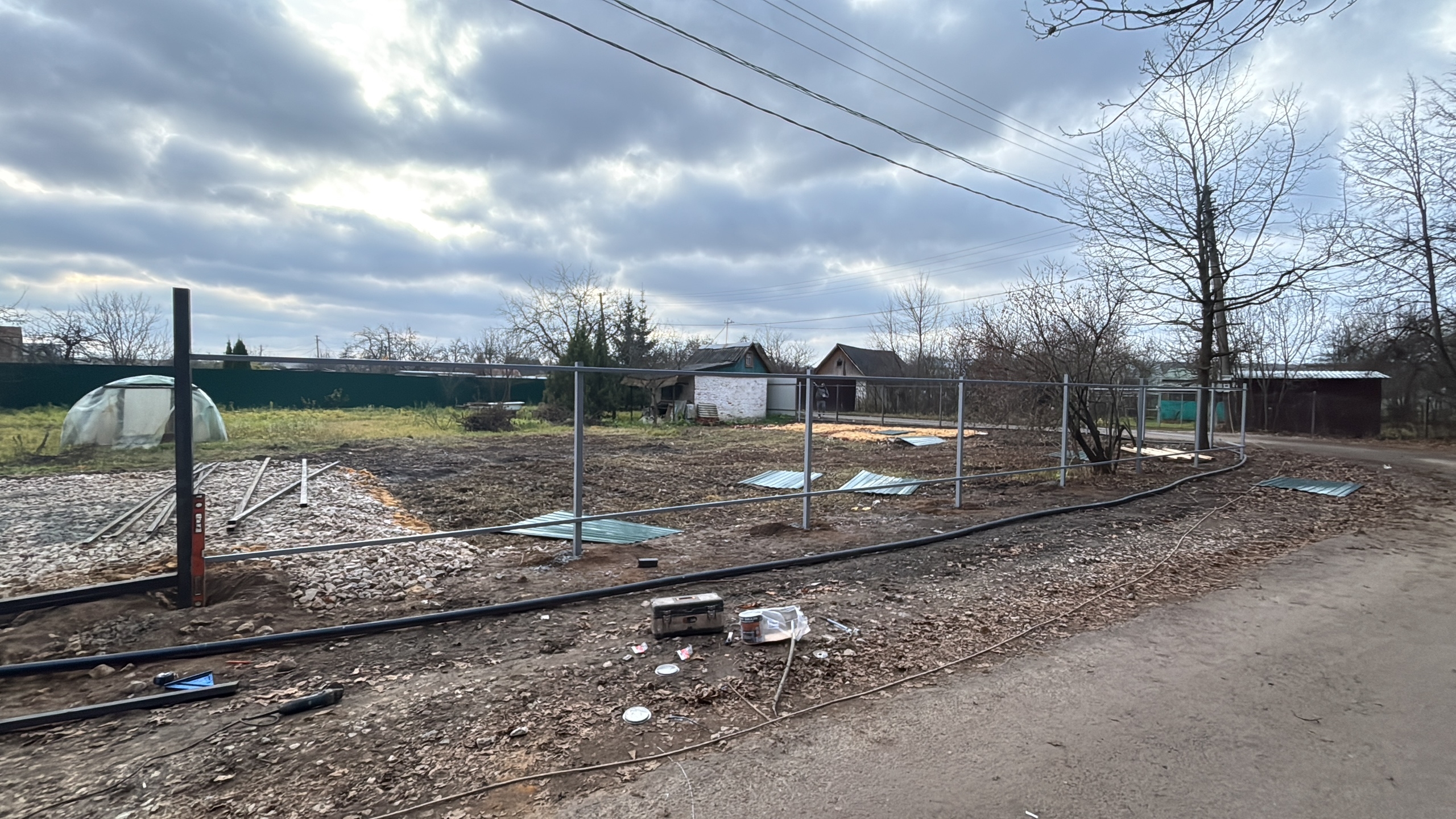 Забор в рамке из евро штакетника шахматный порядок в горизонтали