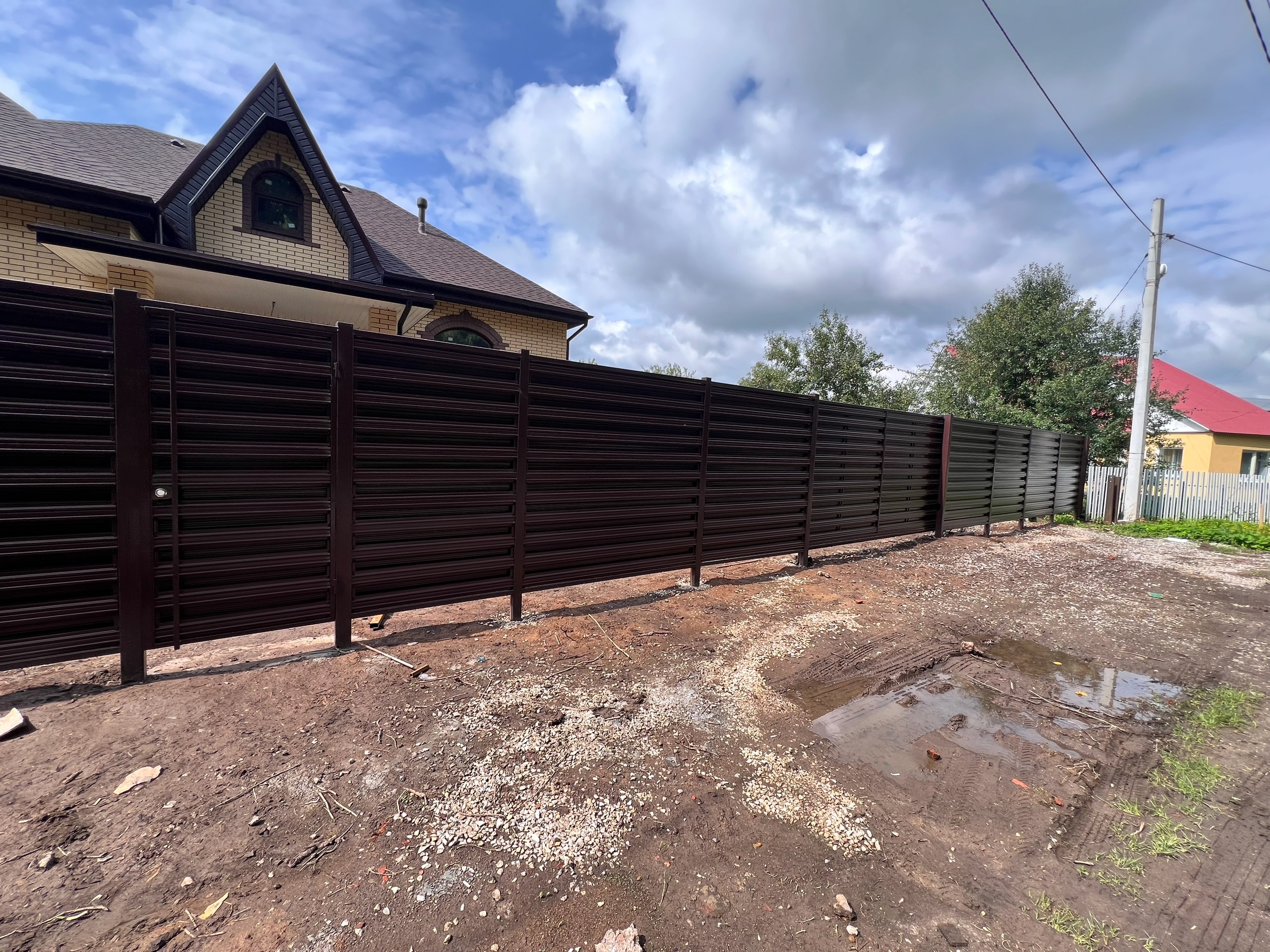 Забор из штакетника в рамке шахматного порядка (шоколад) с калиткой