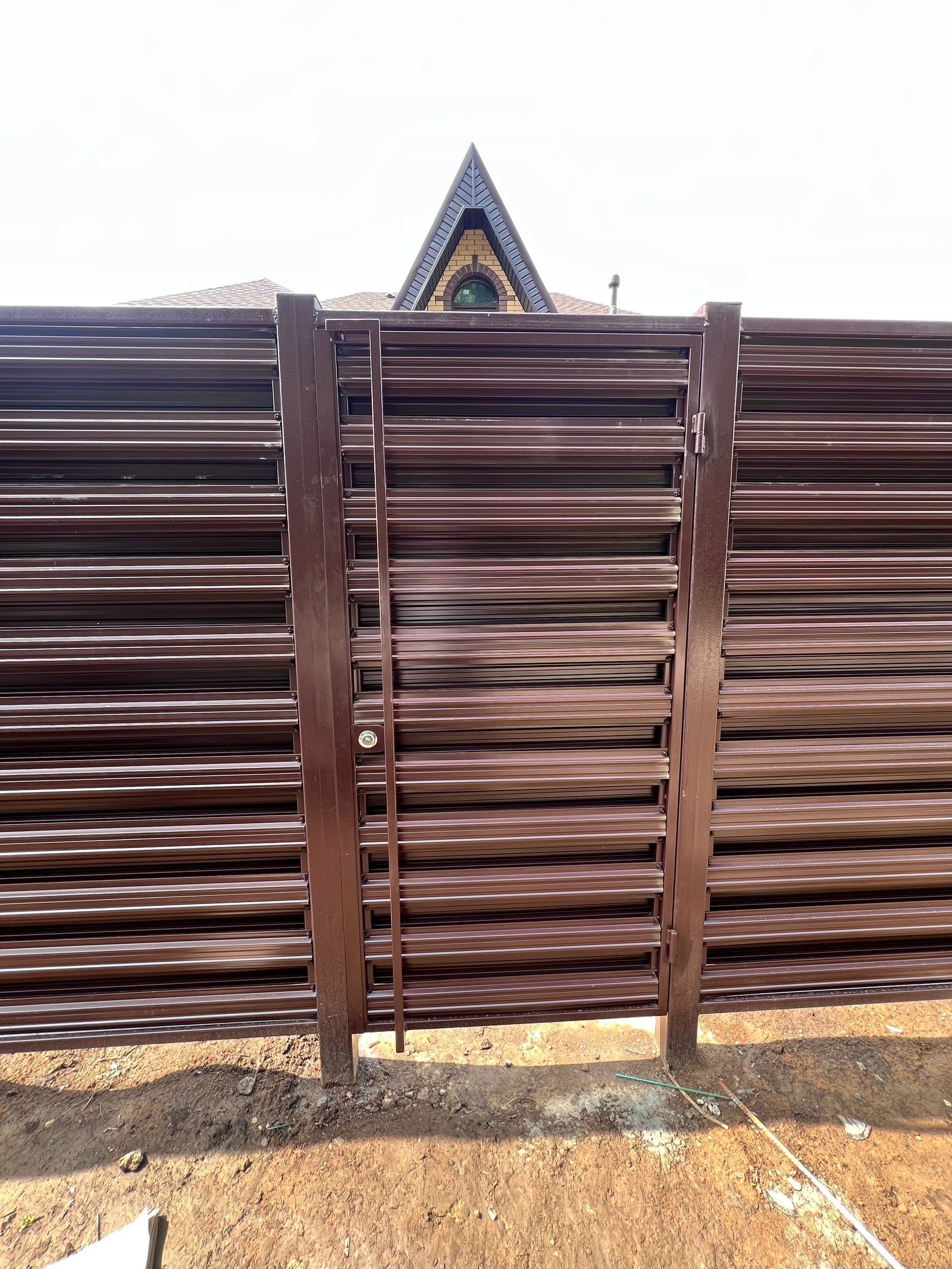 Забор-жалюзи металлический (шоколад) с калиткой — фото 2