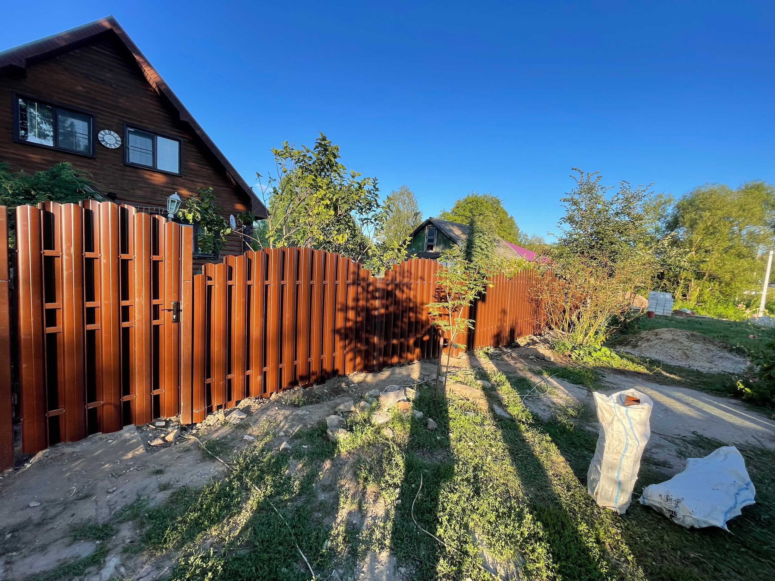 Забор из евроштакетника (шоколад) с калиткой