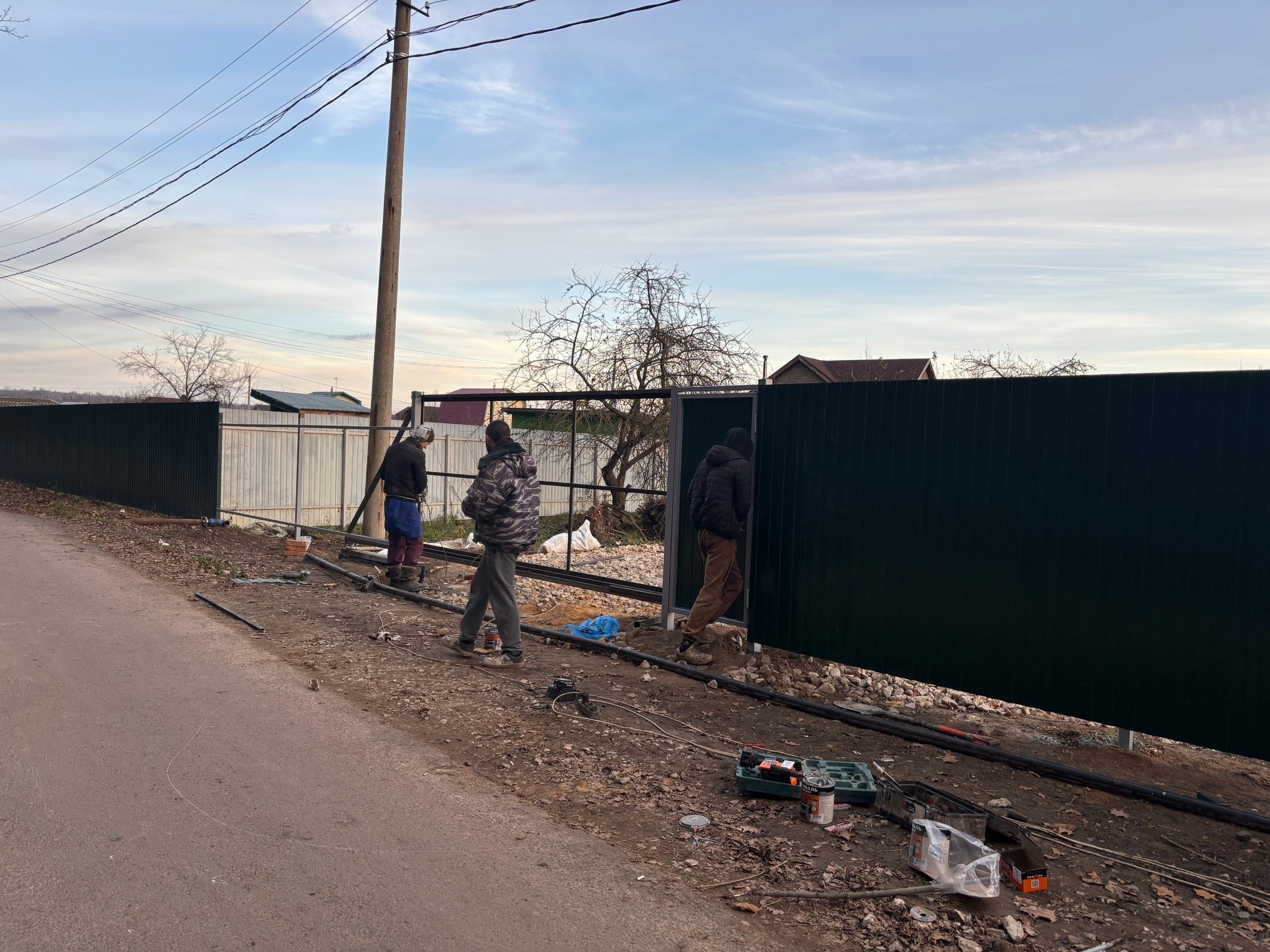 Забор из профнастила зелёный — периметр вдоль улицы — фото 2