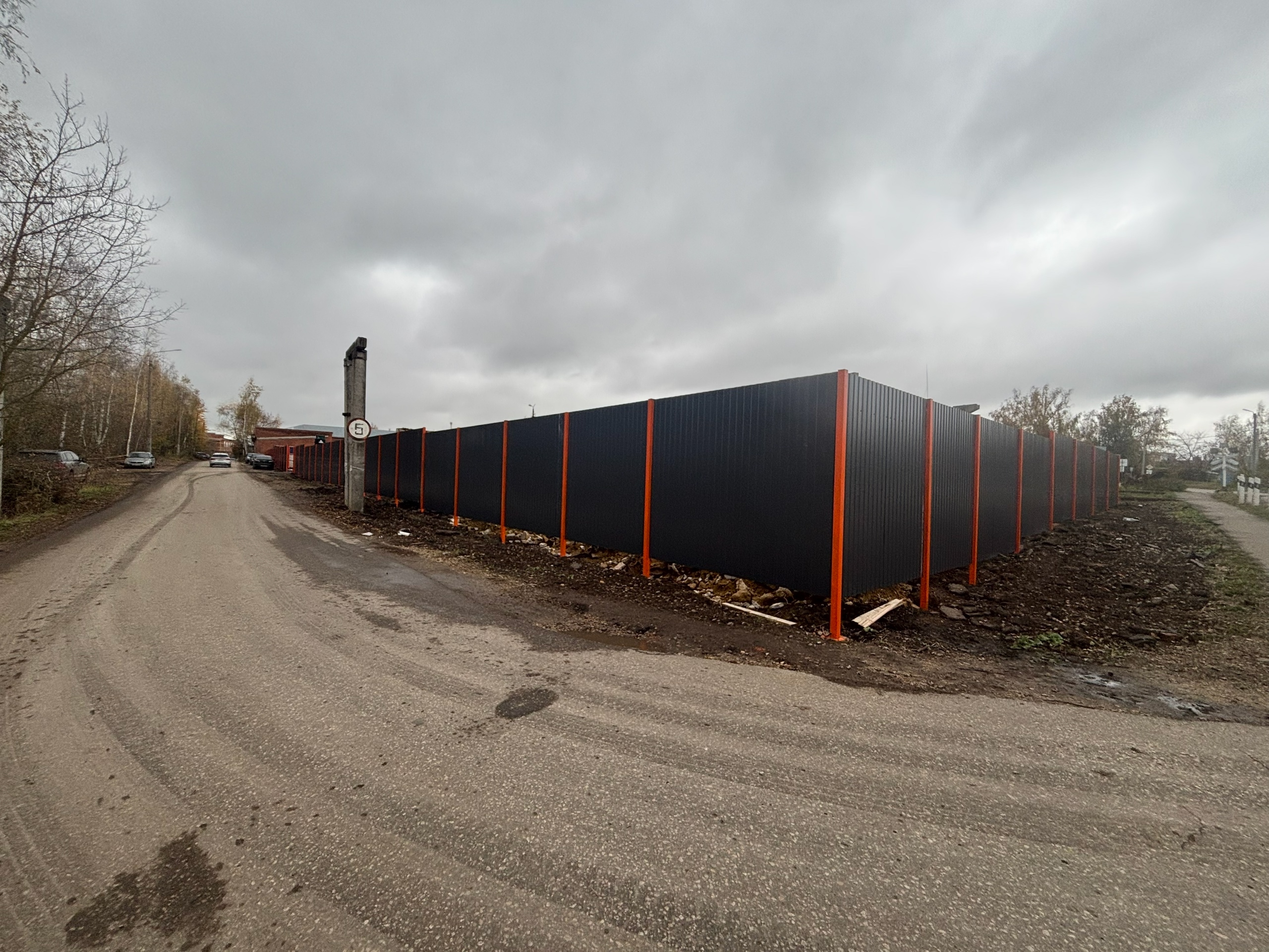 Забор из профнастила (графит) — усиленный каркас на длинном контуре