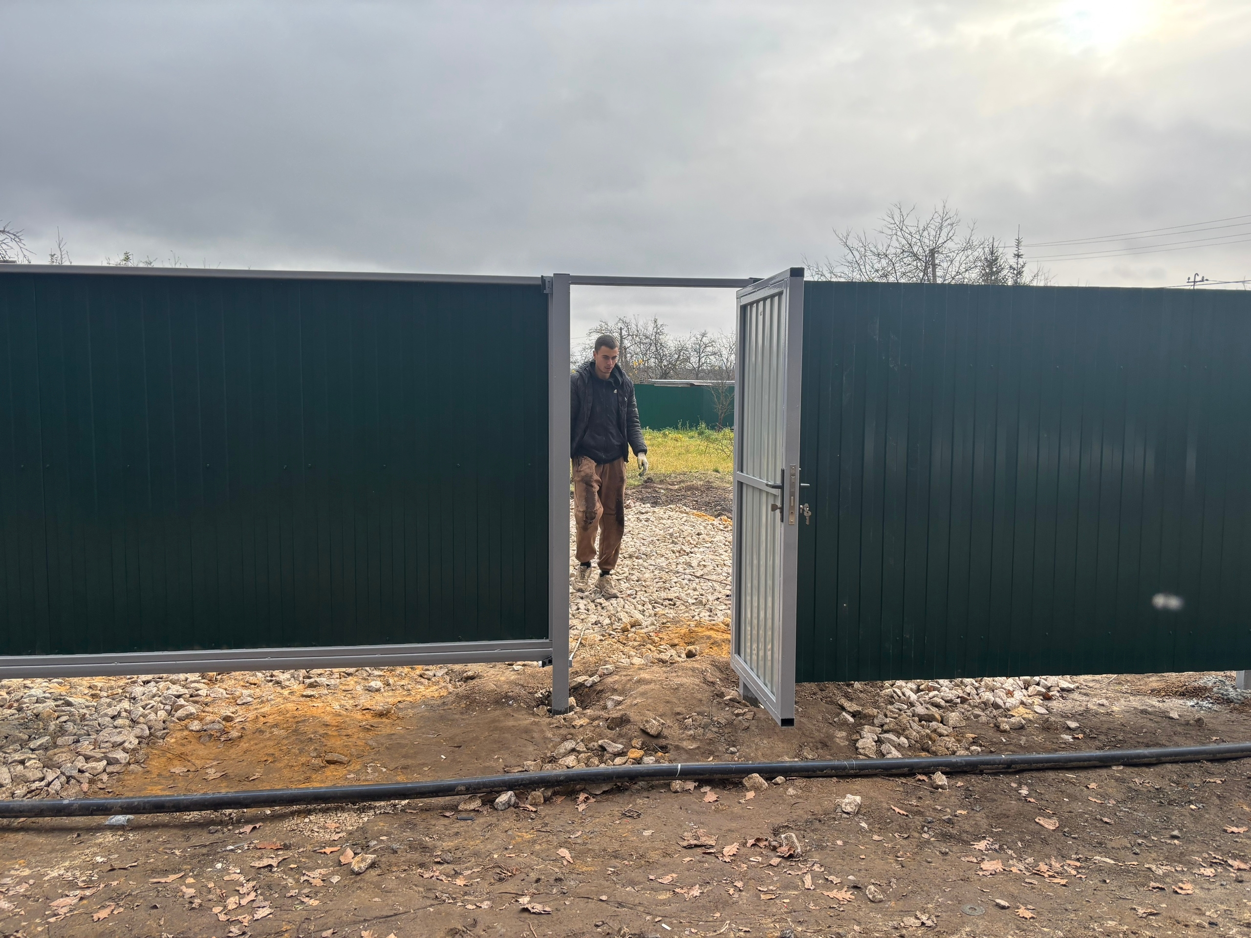 Забор из профнастила зелёный — периметр вдоль улицы — фото 3