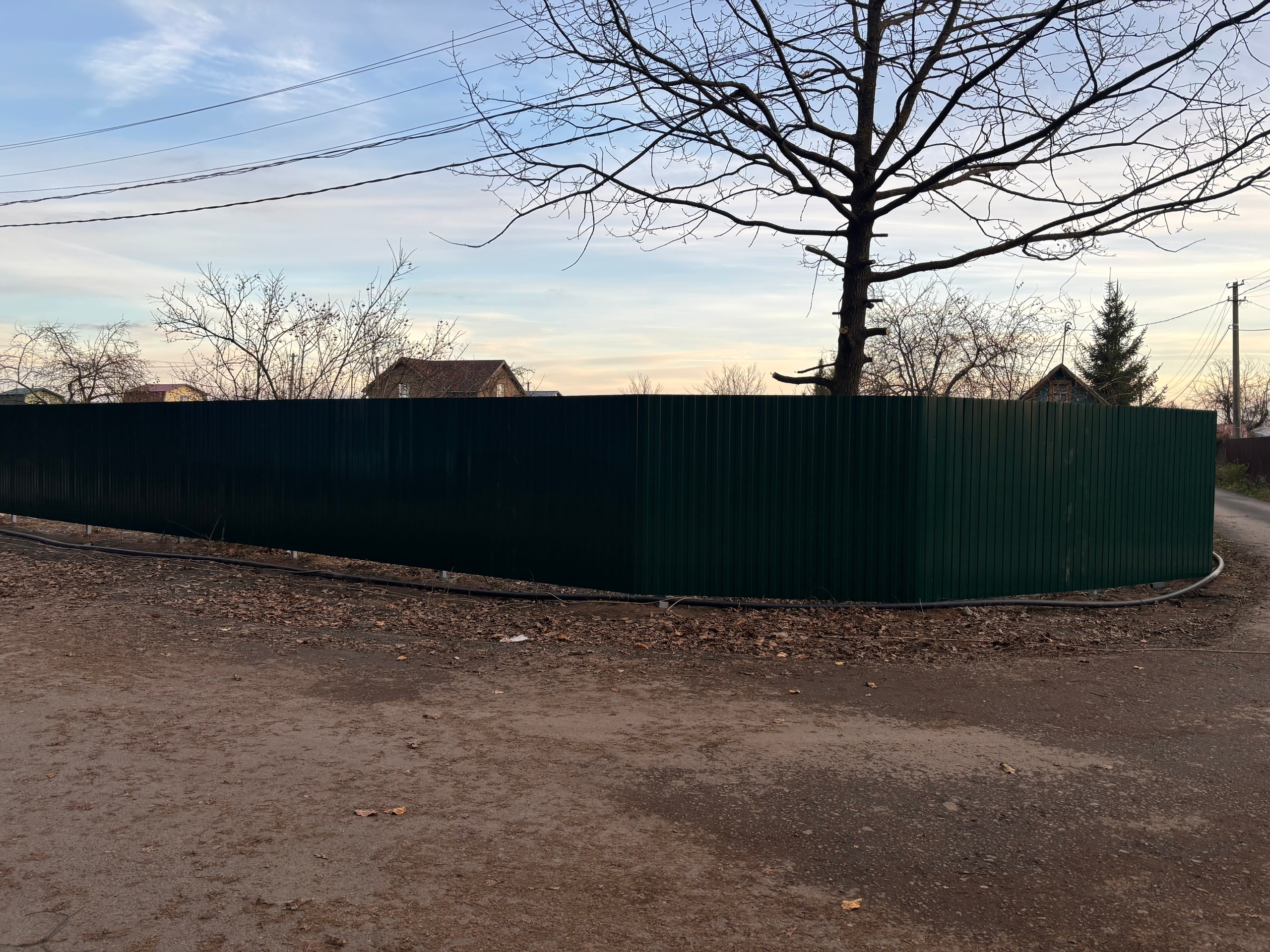 Забор из профнастила зелёный — периметр вдоль улицы — фото 4