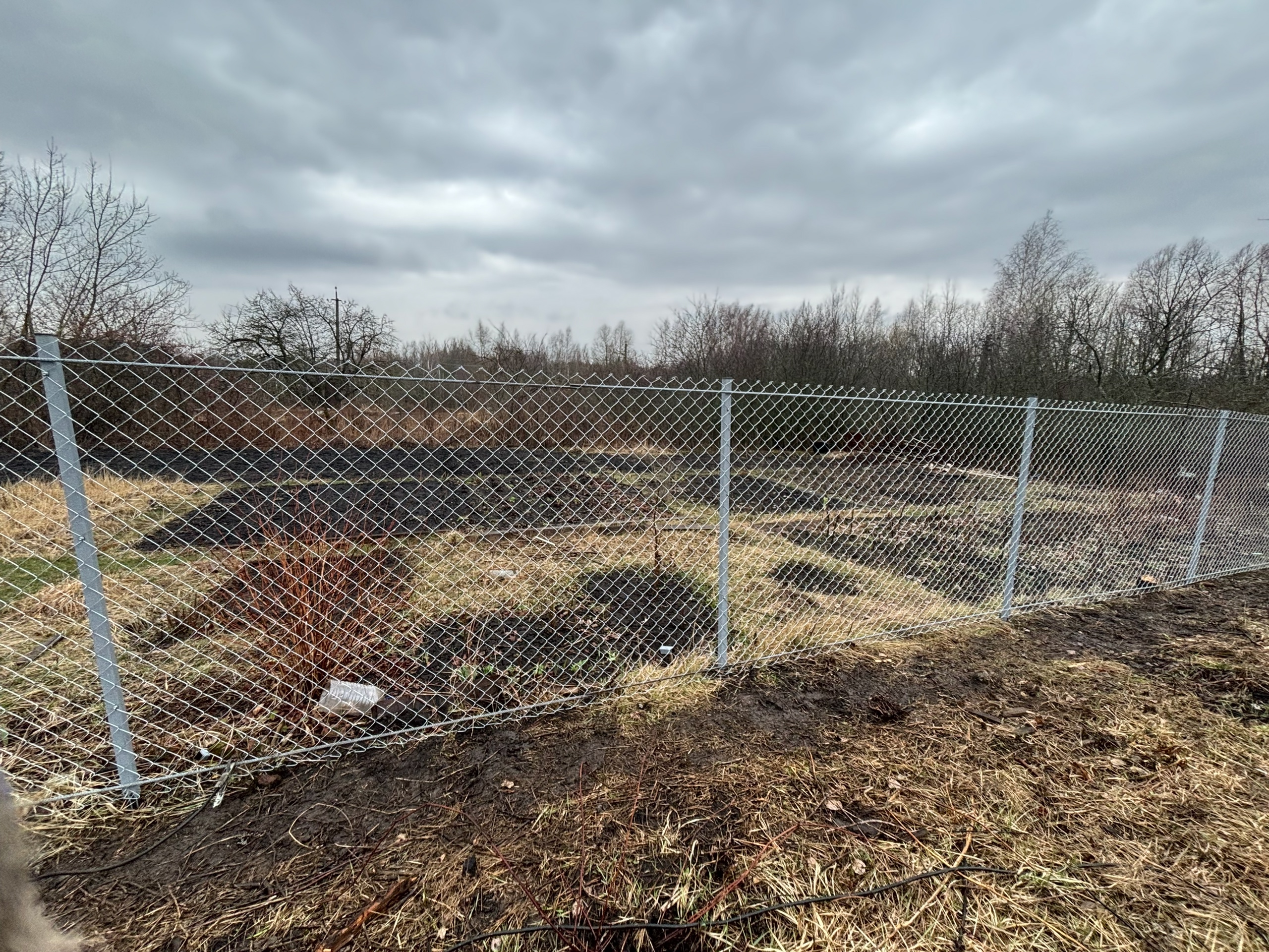 Забор из сетки-рабицы — ограждение большого участка
