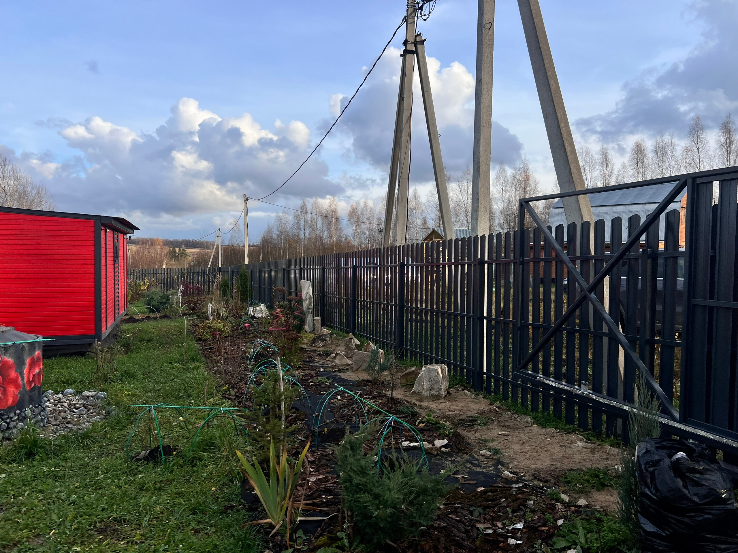 Забор из евроштакетника (графит) с воротной группой