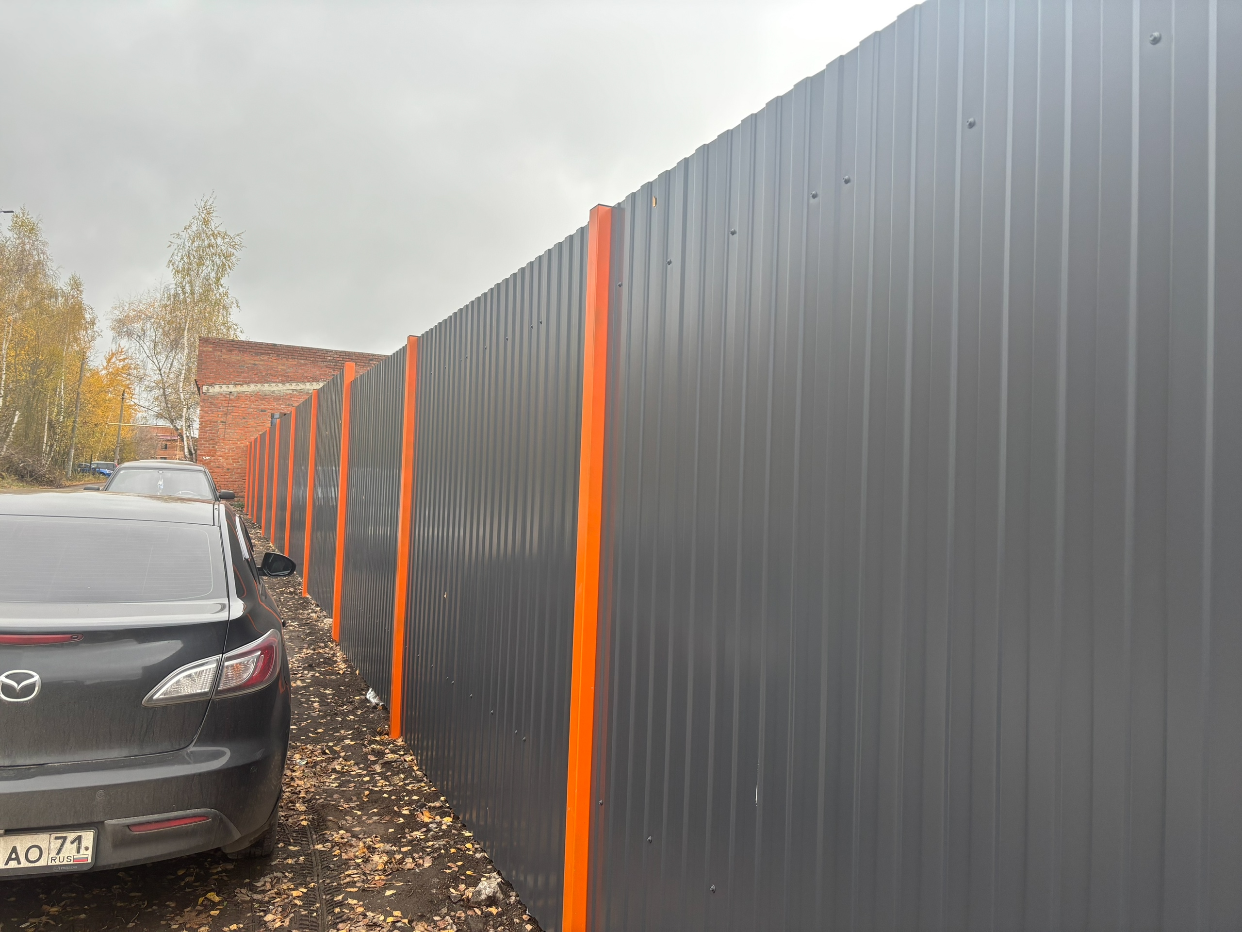 Забор из профнастила (графит) — усиленный каркас на длинном контуре — фото 3