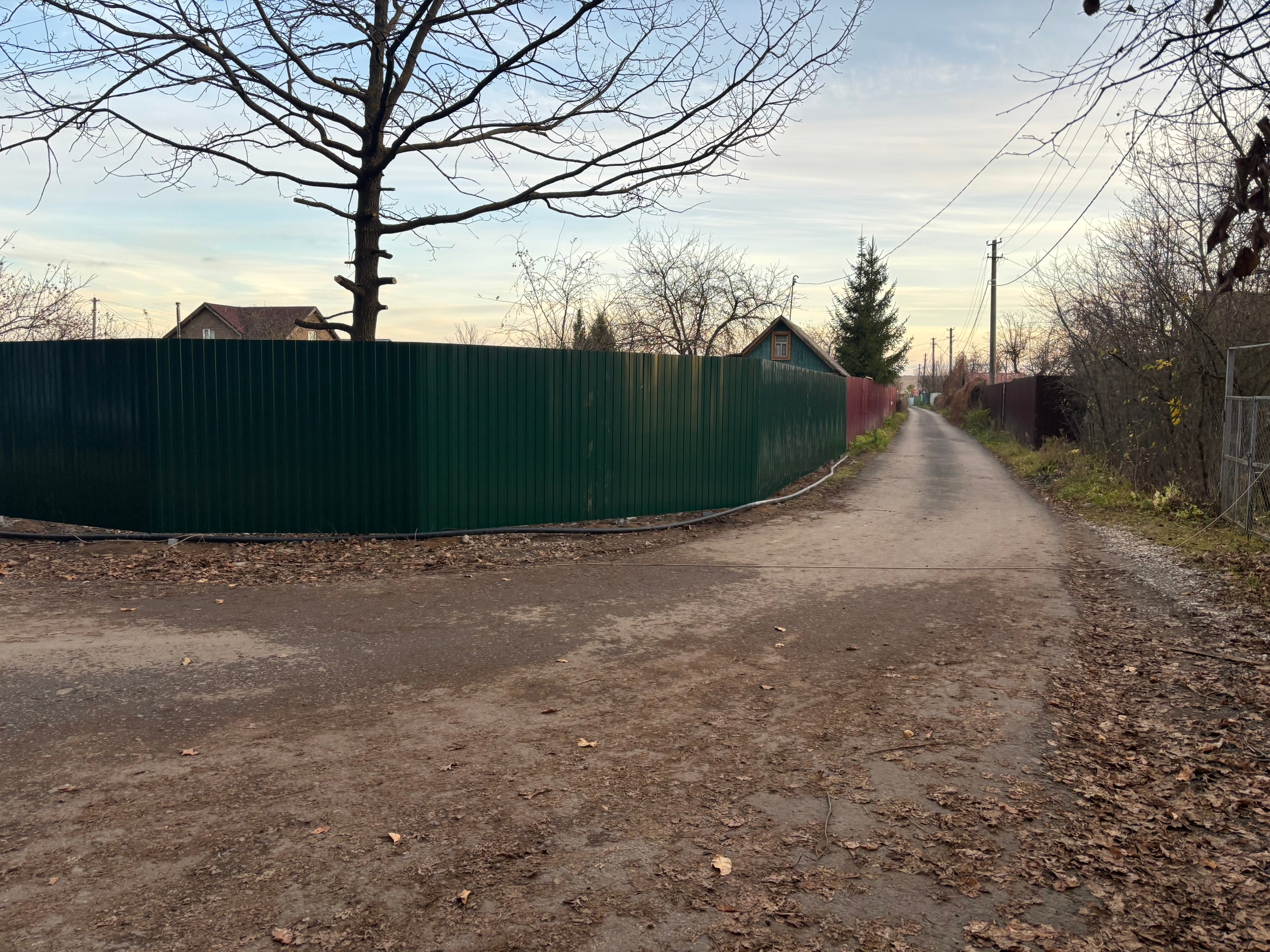 Забор из профнастила зелёный — периметр вдоль улицы — фото 5