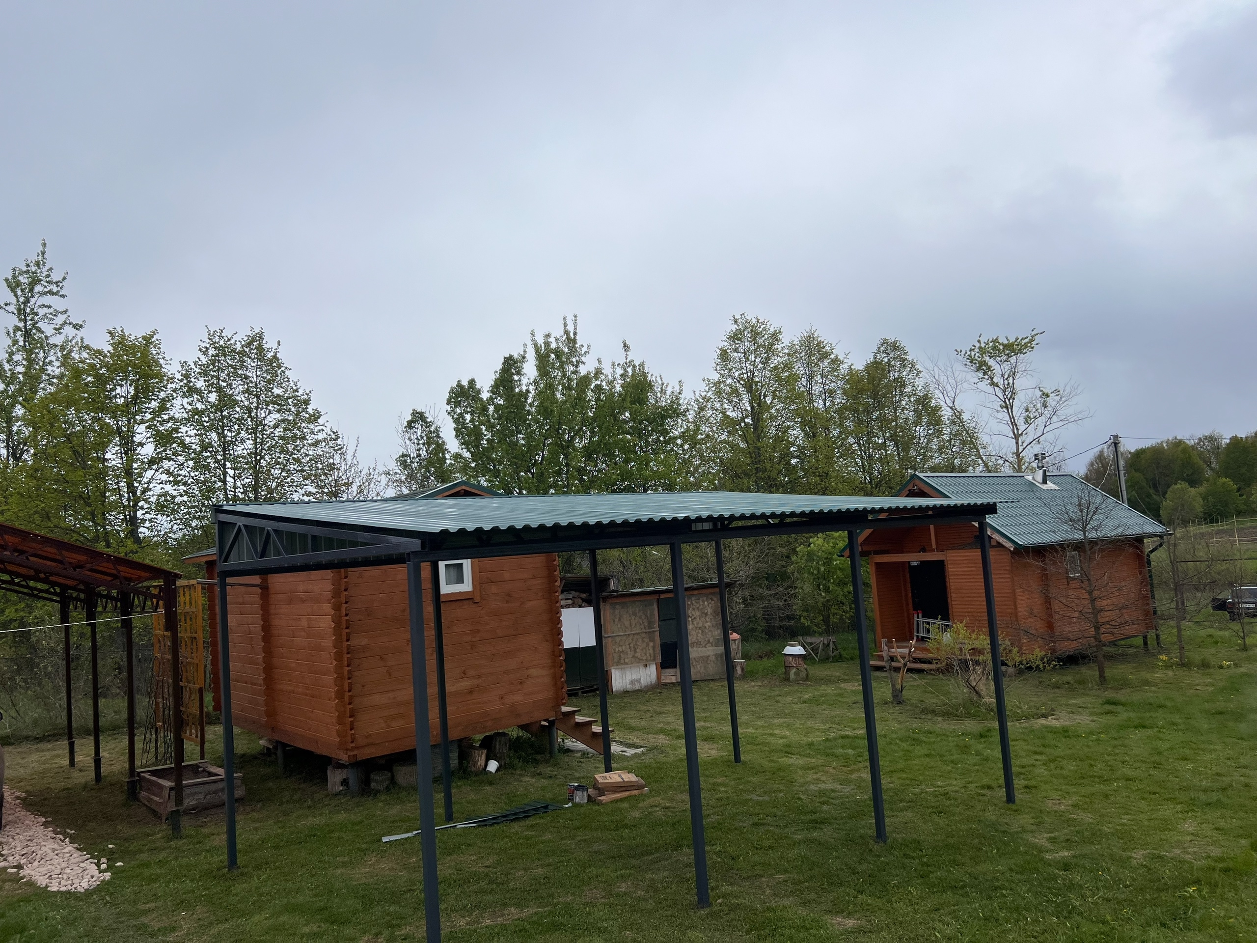 Навес на металлокаркасе с кровлей из профнастила