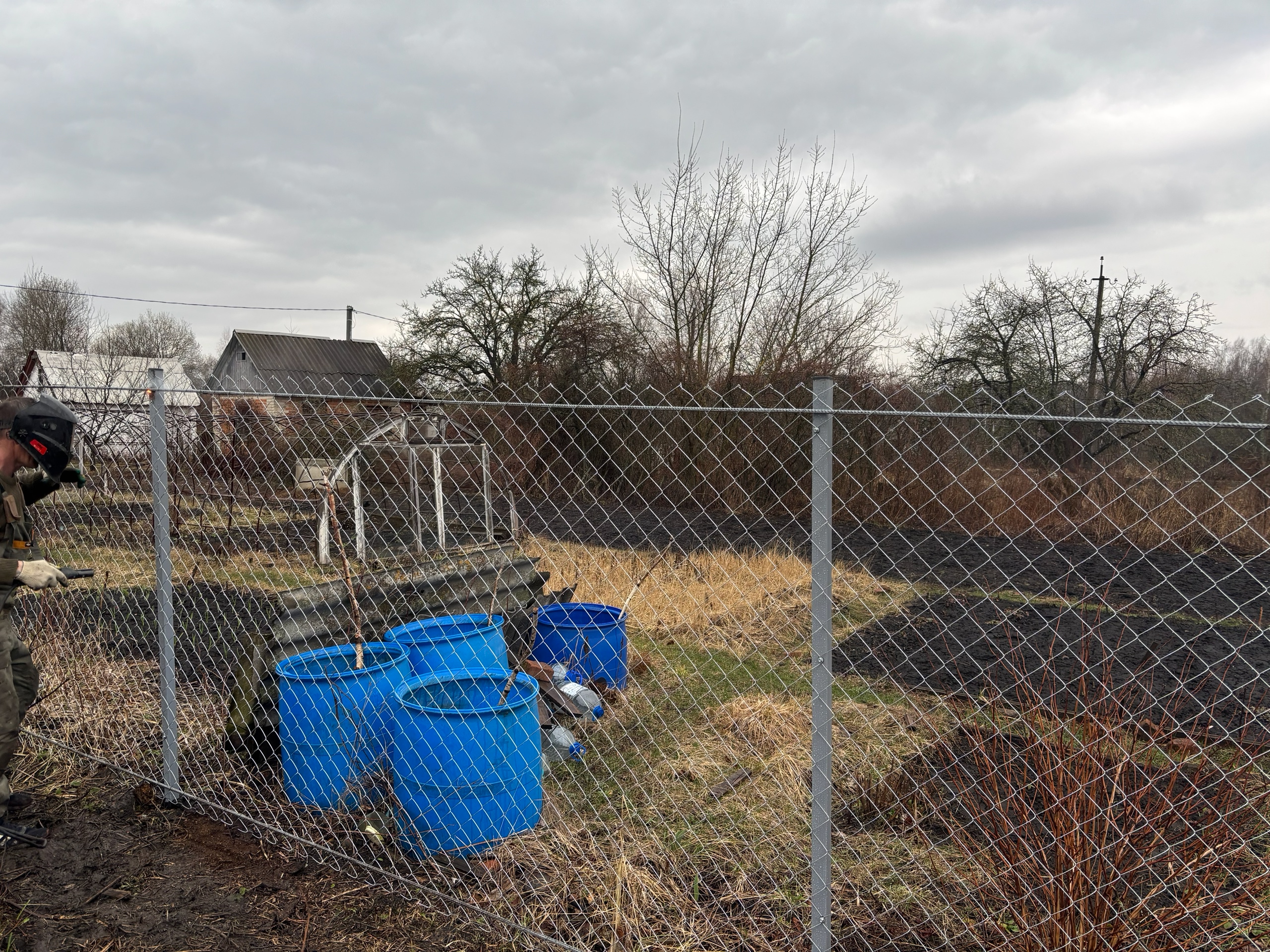 Забор из сетки-рабицы — ограждение большого участка — фото 2