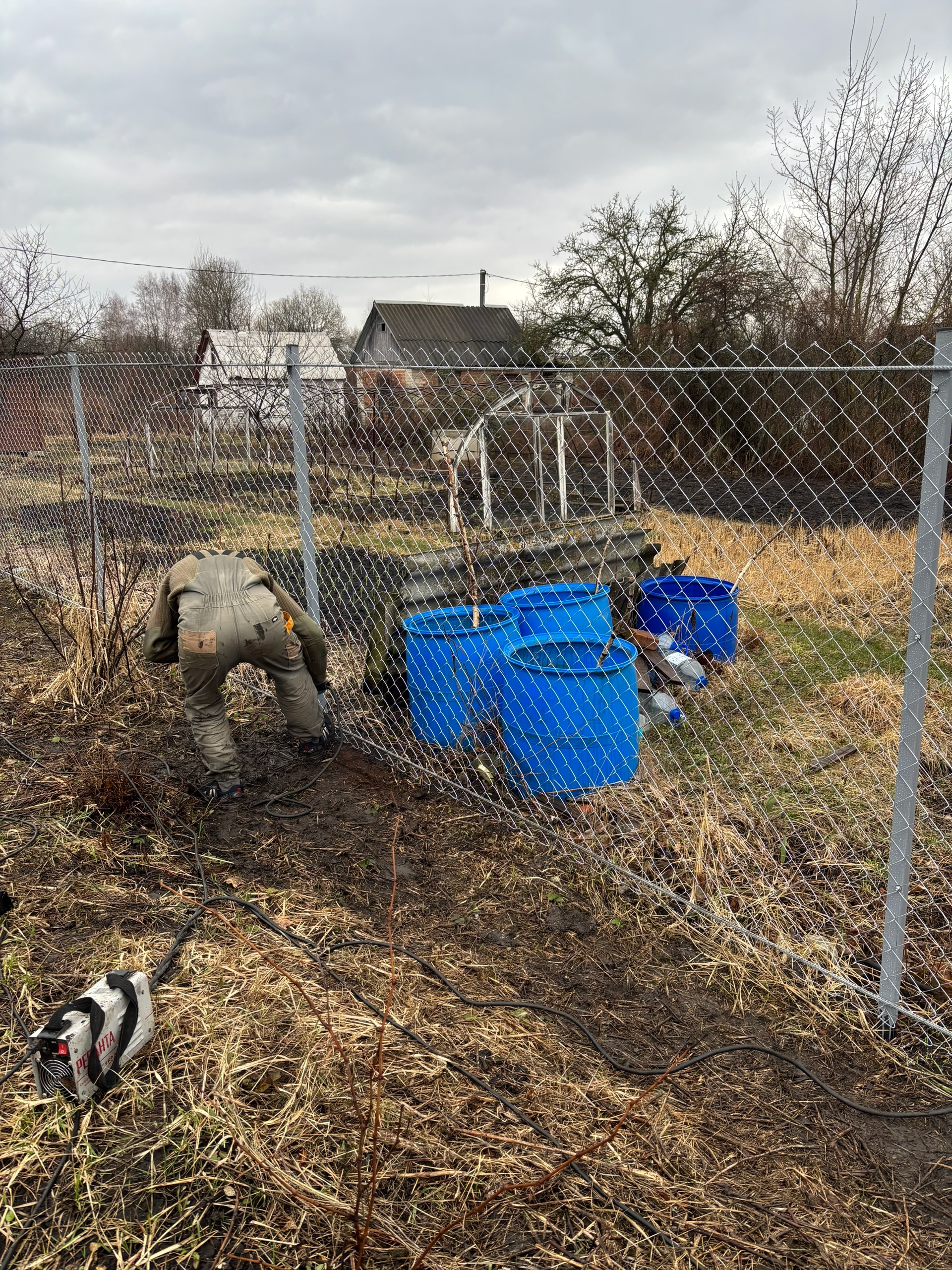 Забор из сетки-рабицы — ограждение большого участка — фото 3