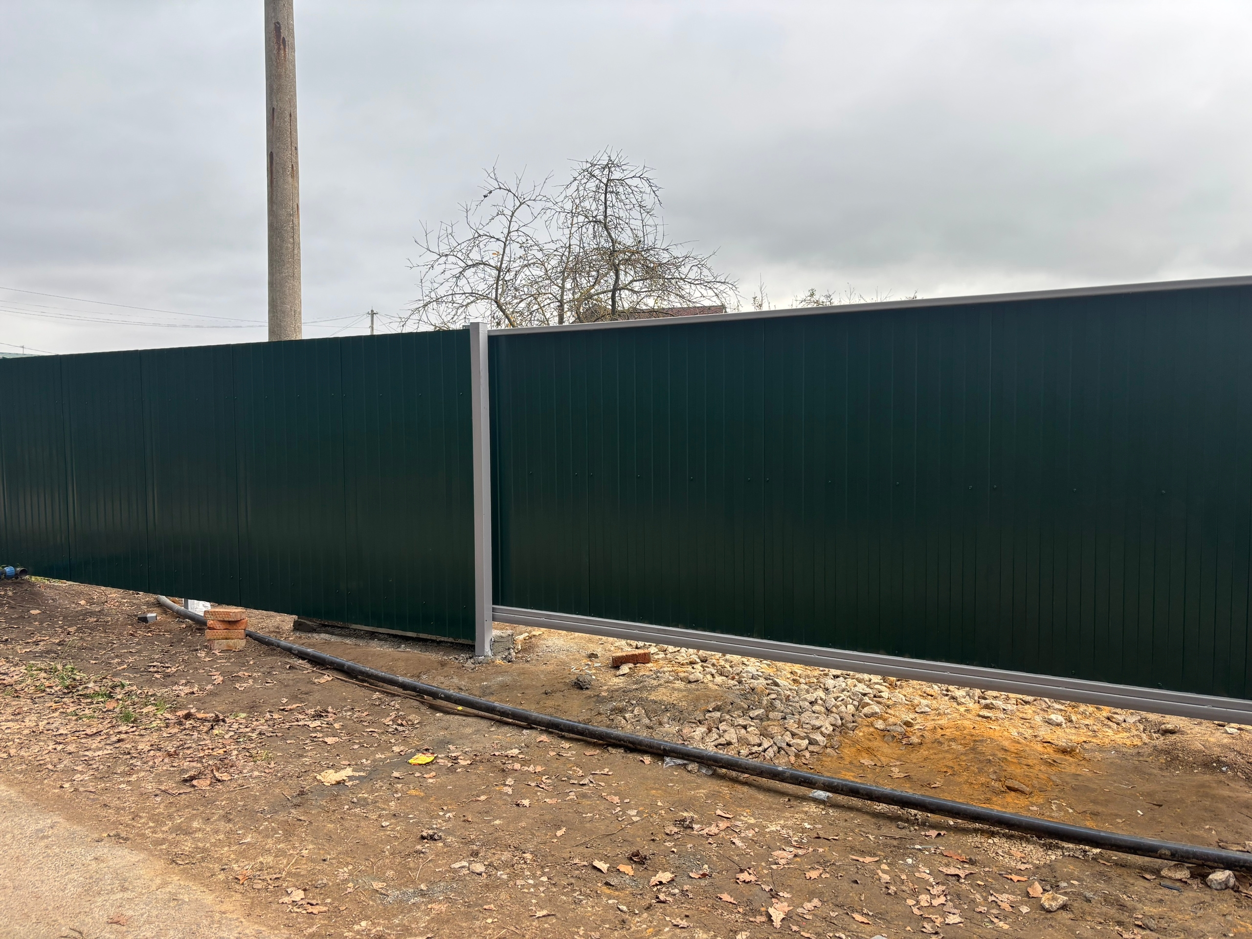 Забор из профнастила зелёный — периметр вдоль улицы — фото 6