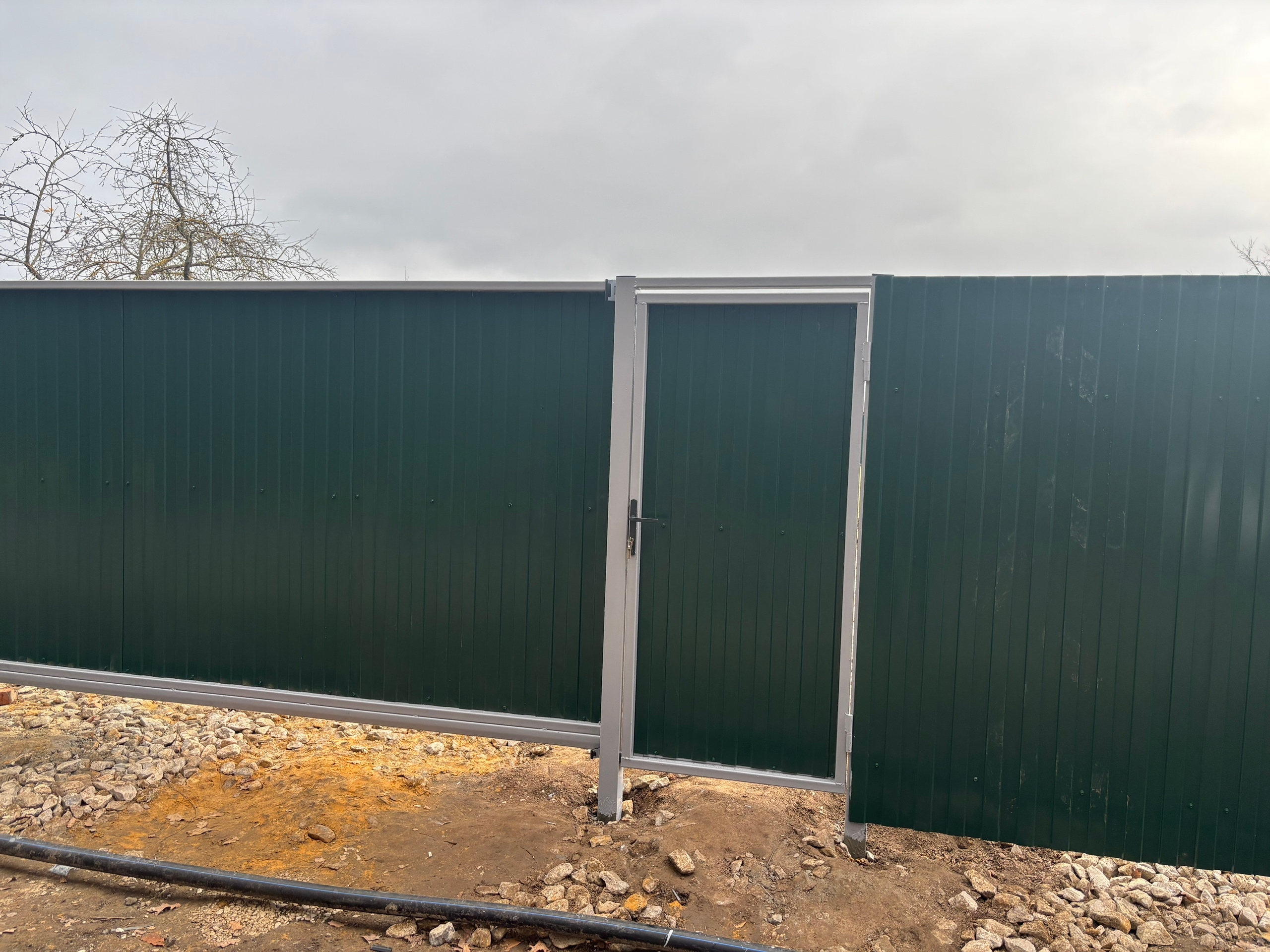 Забор из профнастила зелёный — периметр вдоль улицы — фото 7