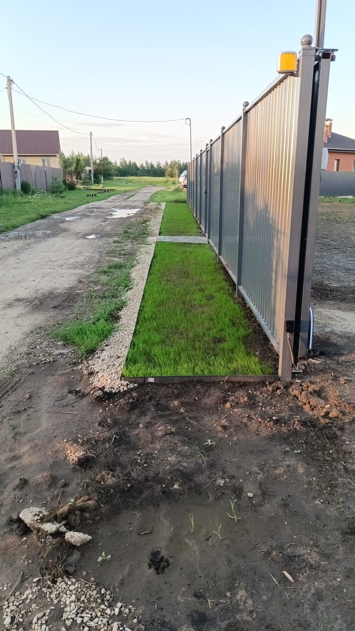 Забор из профнастила серый — ровная линия вдоль дороги — фото 2