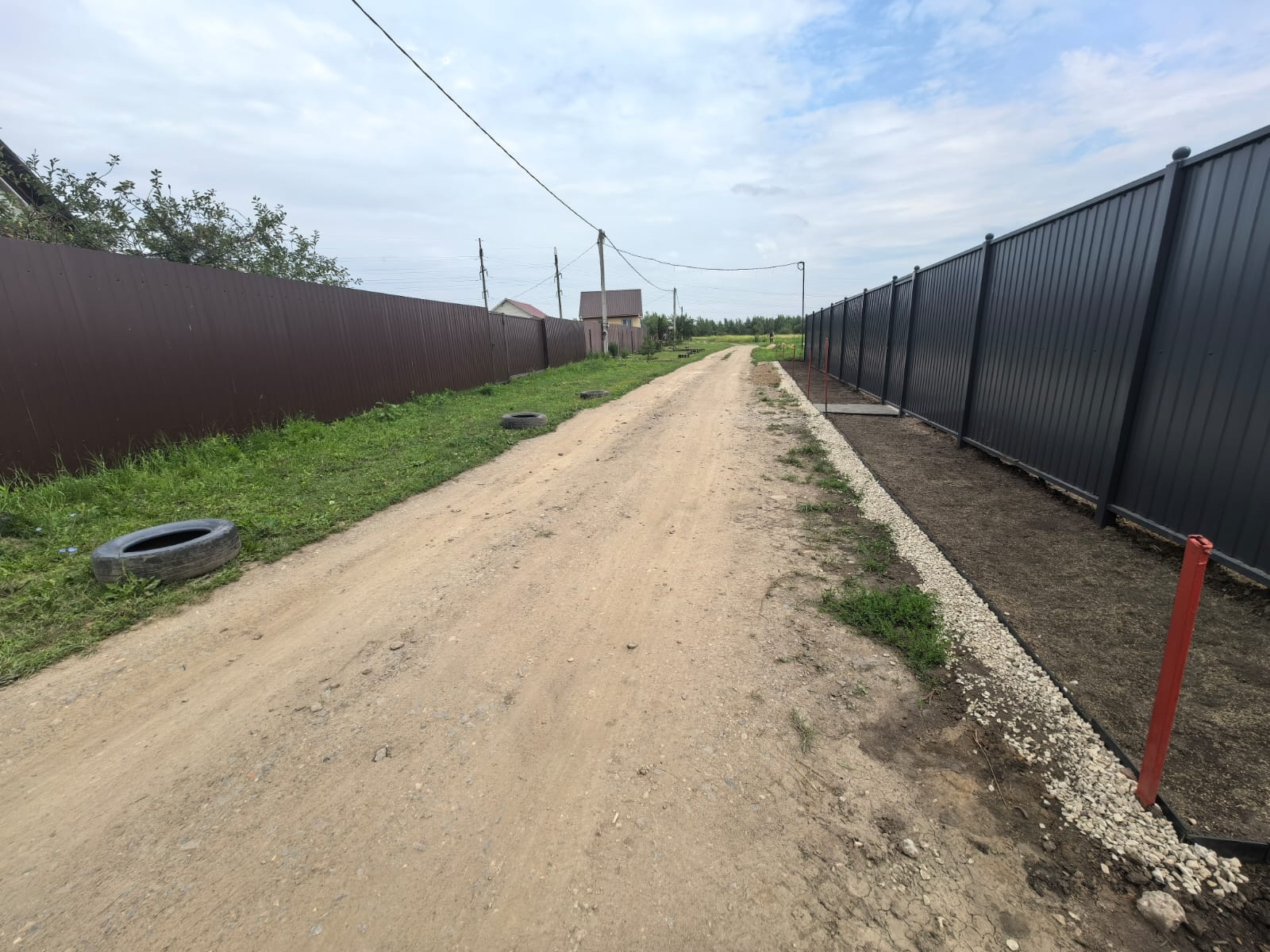 Забор из профнастила серый — ровная линия вдоль дороги — фото 3
