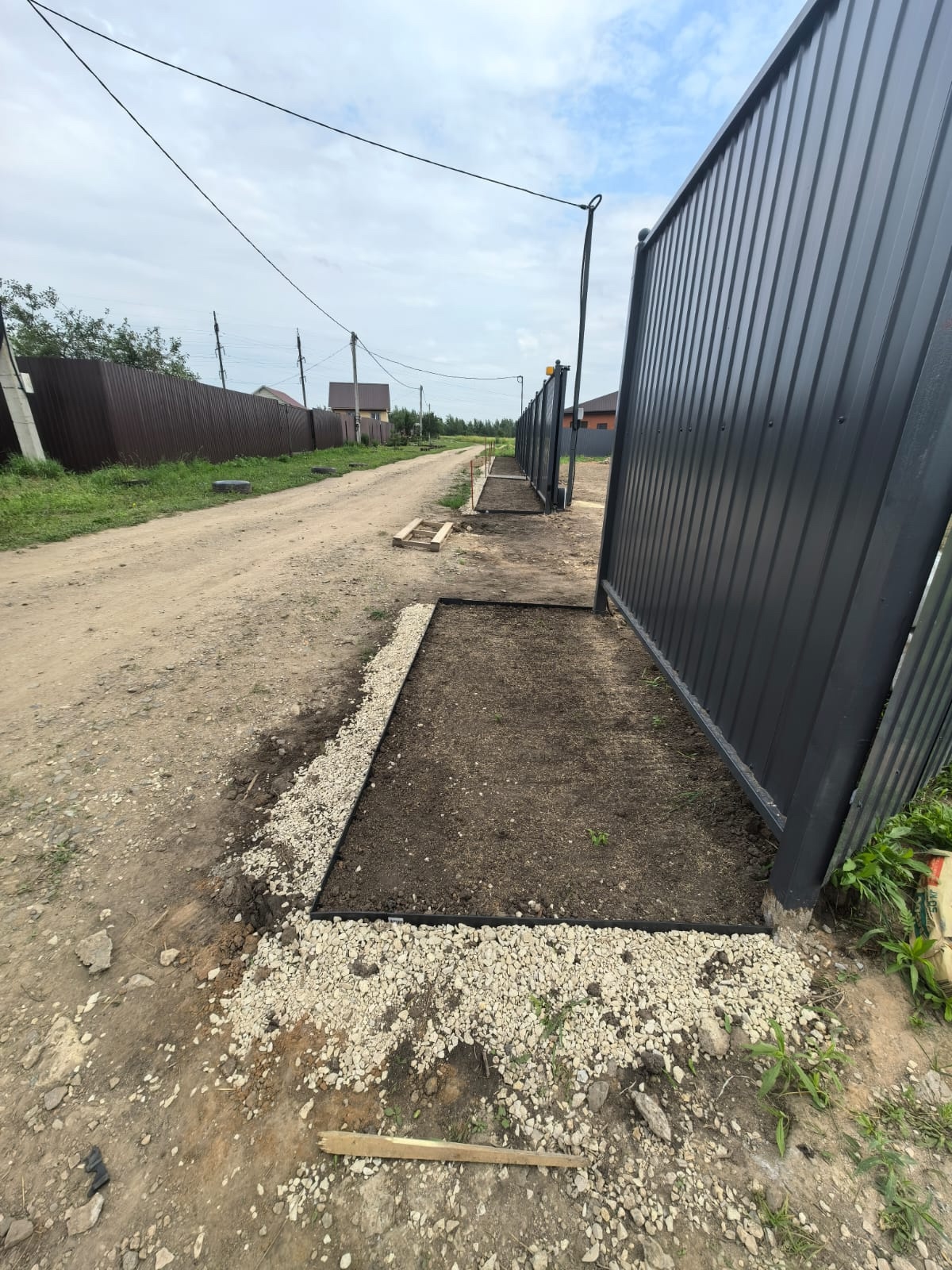 Забор из профнастила серый — ровная линия вдоль дороги — фото 4