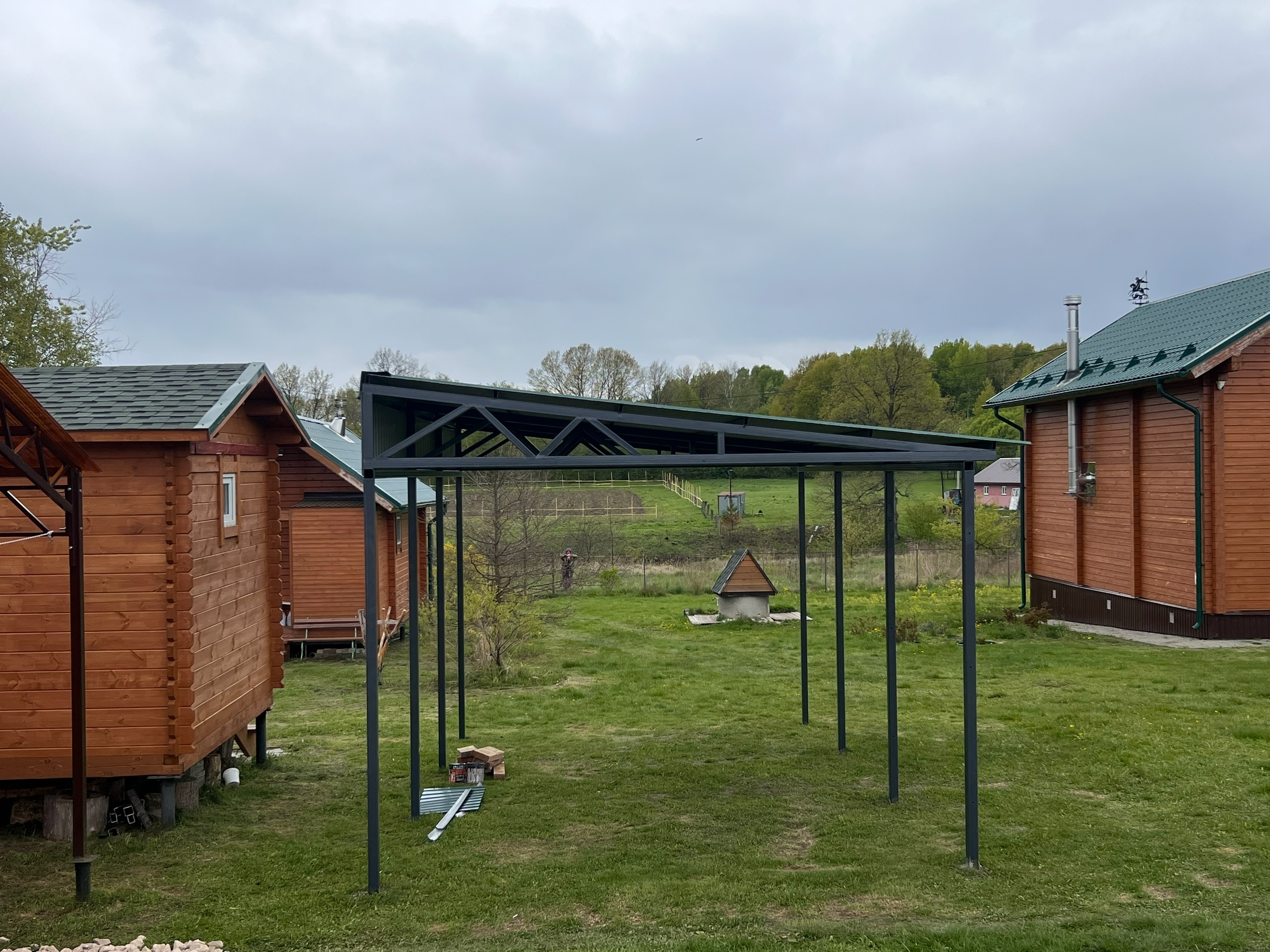 Навес на металлокаркасе с кровлей из профнастила — фото 2