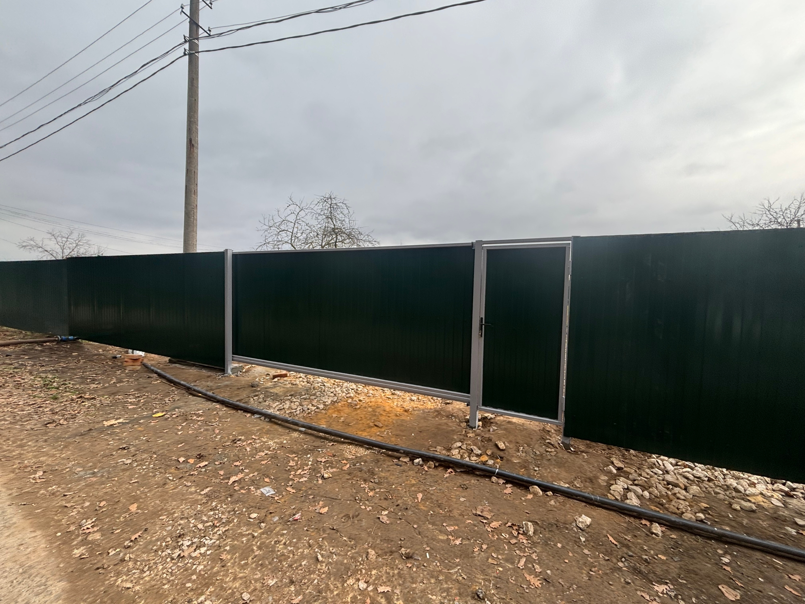 Забор из профнастила зелёный — периметр вдоль улицы — фото 8