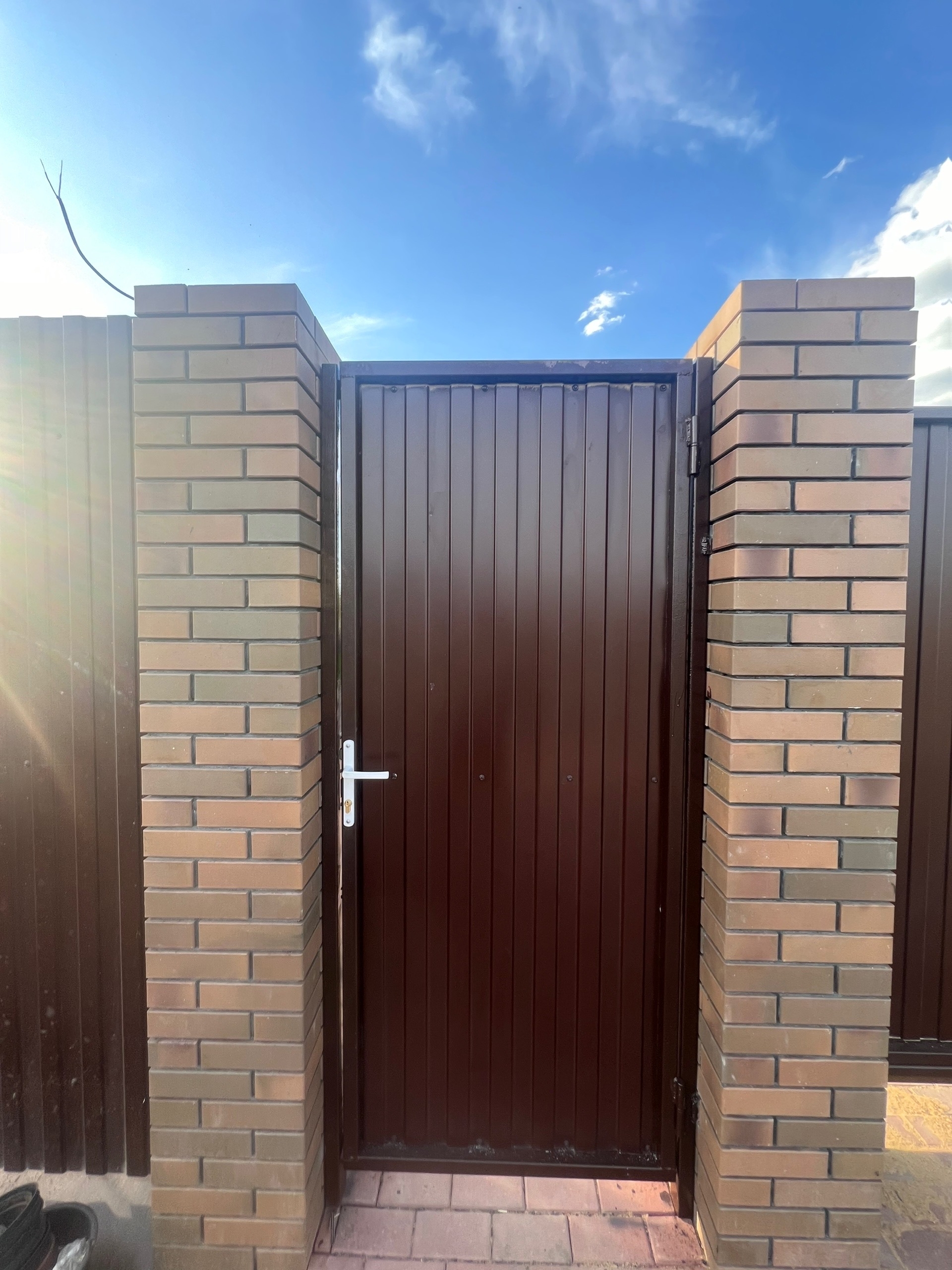 Откатные ворота из профнастила с автоматикой + калитка