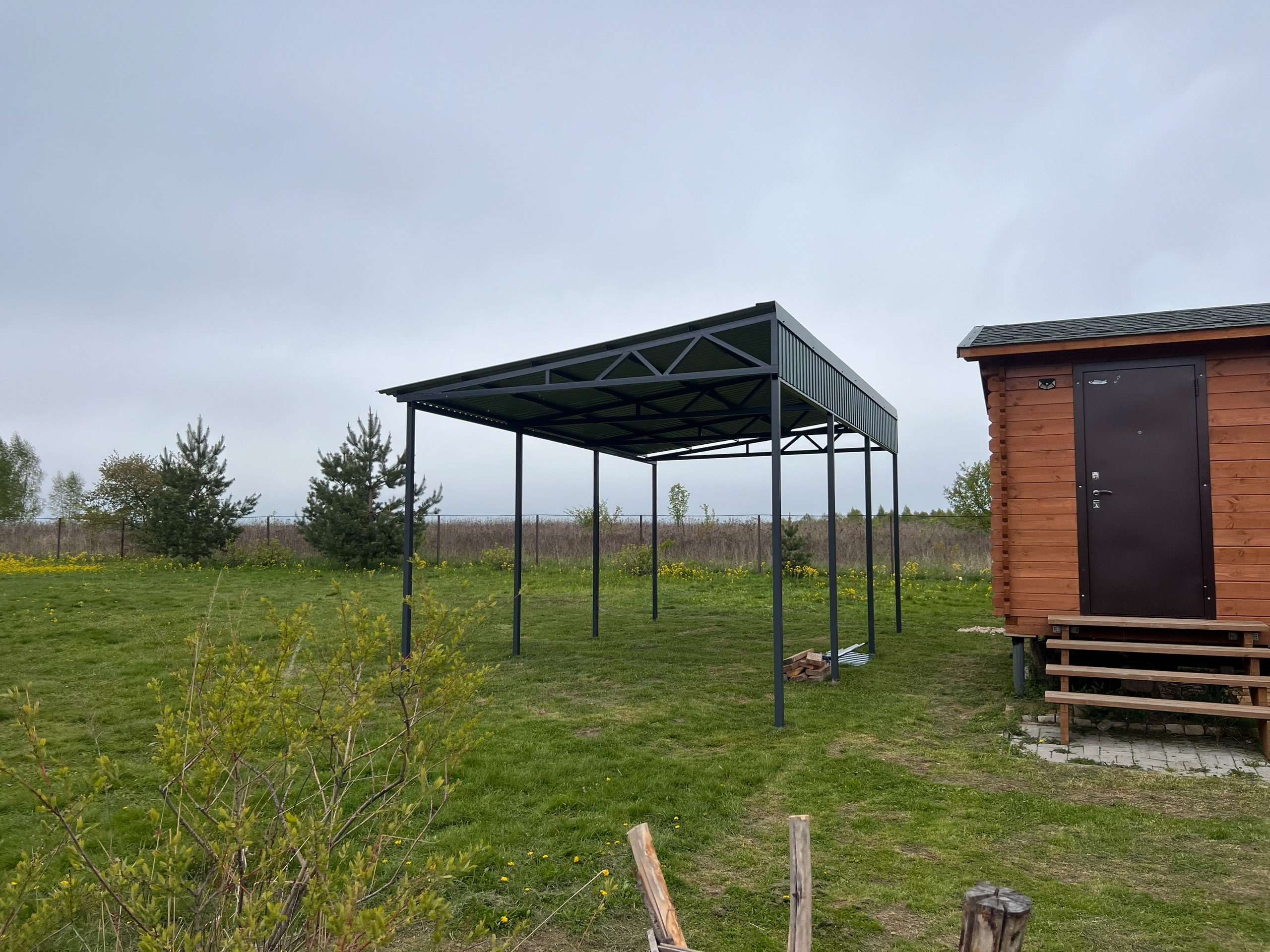 Навес на металлокаркасе с кровлей из профнастила — фото 3